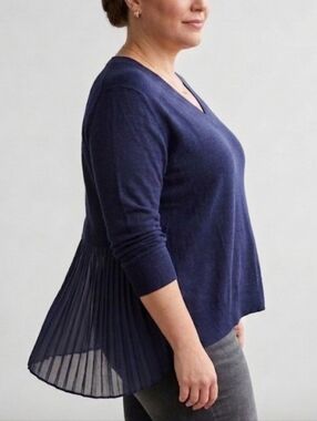 Elegant Navy Pleated-Back Mixed Media V-Neck Sweater SZ.XXL